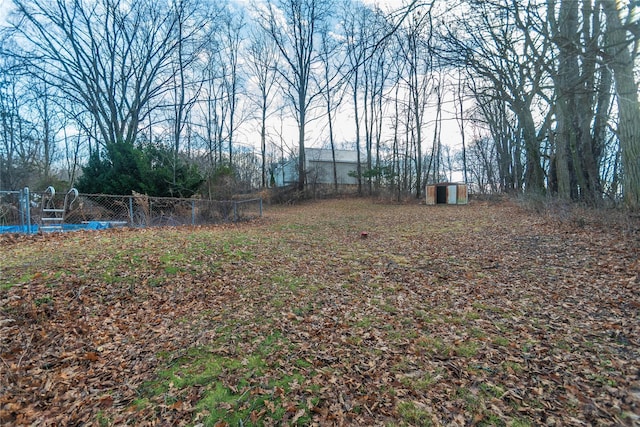 view of yard featuring a storage shed