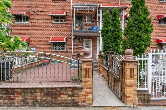 view of front of property featuring a balcony