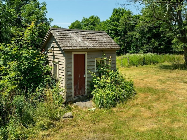 view of outbuilding featuring a lawn