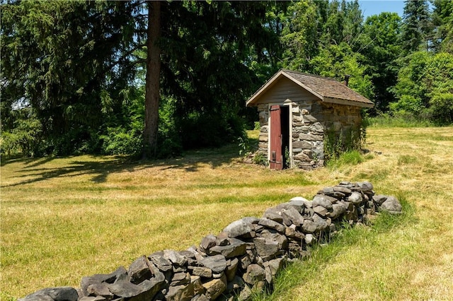 view of yard with a storage unit