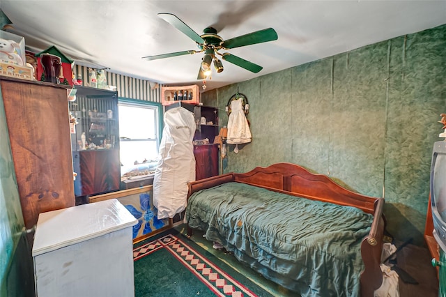 bedroom featuring ceiling fan