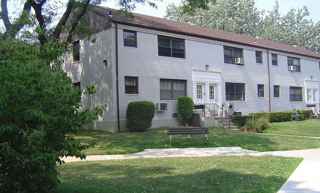 view of front of property with a front lawn