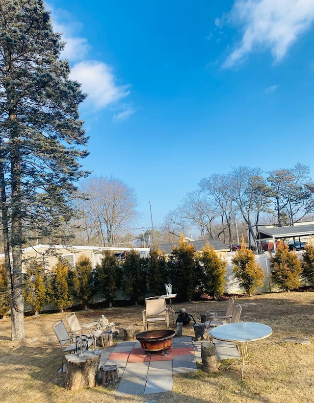 view of yard featuring an outdoor fire pit