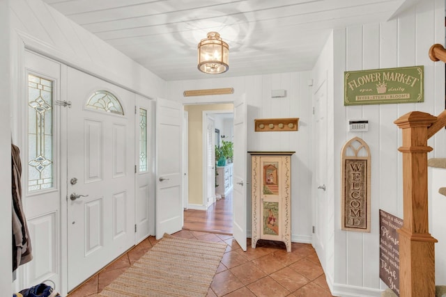 tiled entrance foyer featuring baseboards