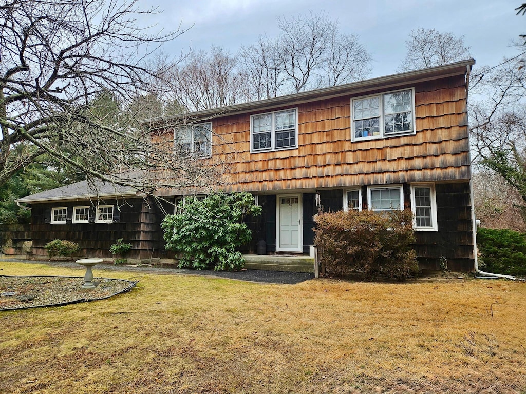 view of front of house featuring a front yard