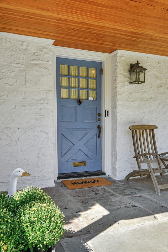 entrance to property with stucco siding