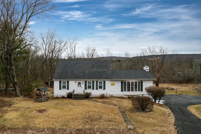 single story home with a front lawn