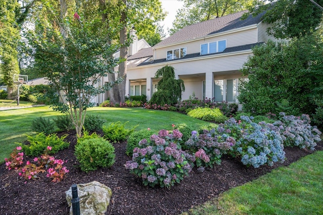 view of front of property with a front yard