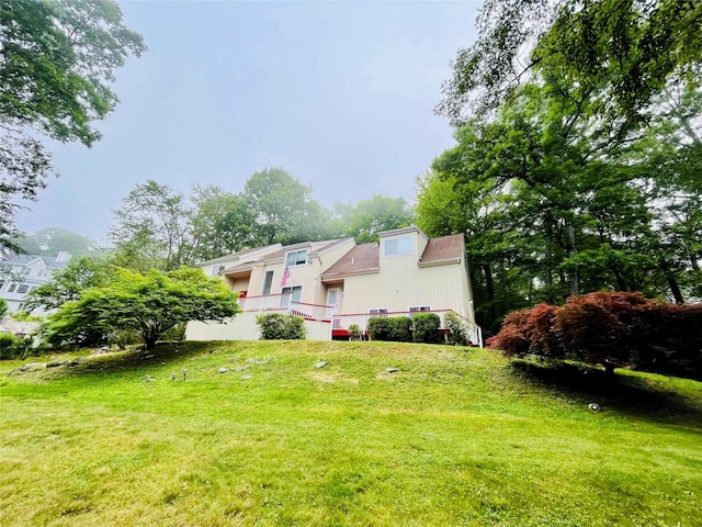 view of front of house featuring a front lawn