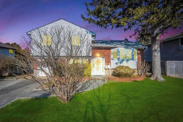 view of front of house featuring a lawn