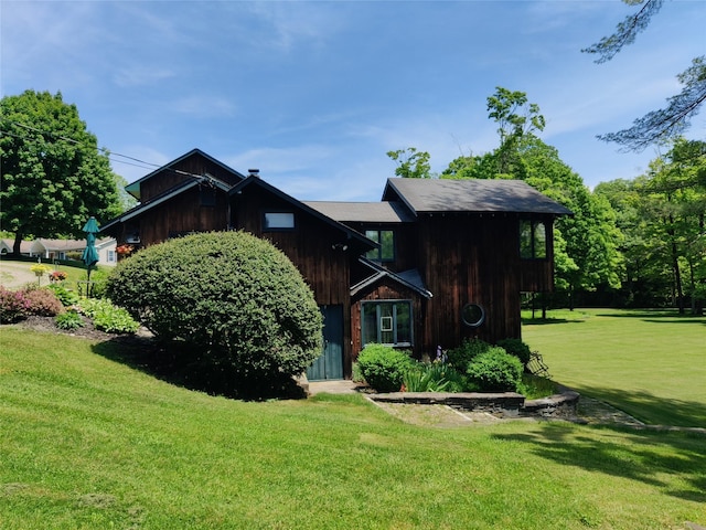 view of front of property with a front lawn