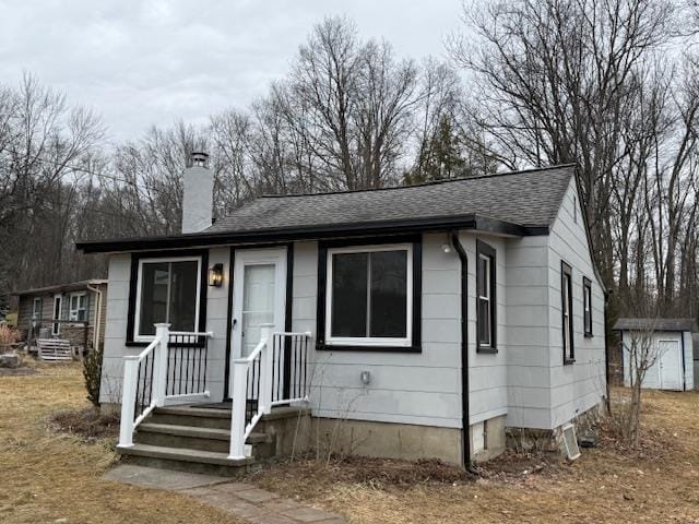 view of front of property featuring a storage unit