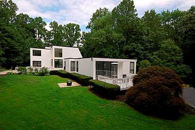 back of house featuring a lawn