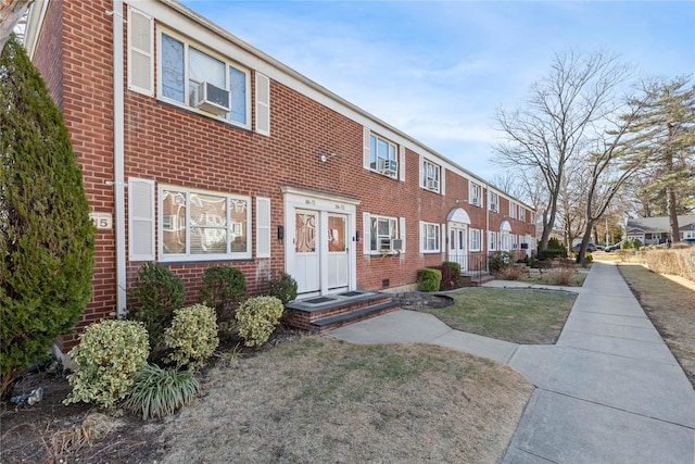 multi unit property featuring cooling unit and a front yard