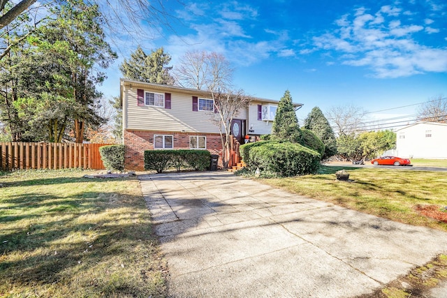 split foyer home featuring a front yard