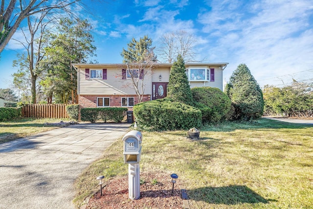 split foyer home featuring a front lawn