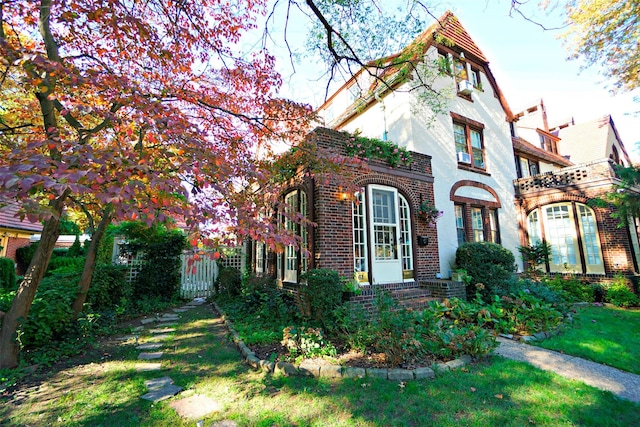 view of front of property featuring a front lawn