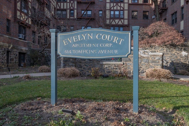 community / neighborhood sign with a lawn