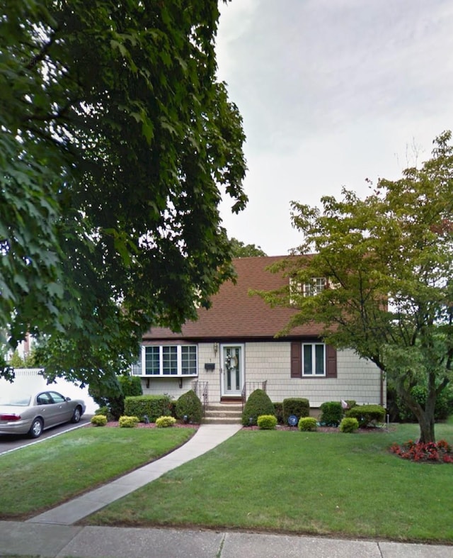 view of front facade with a front yard