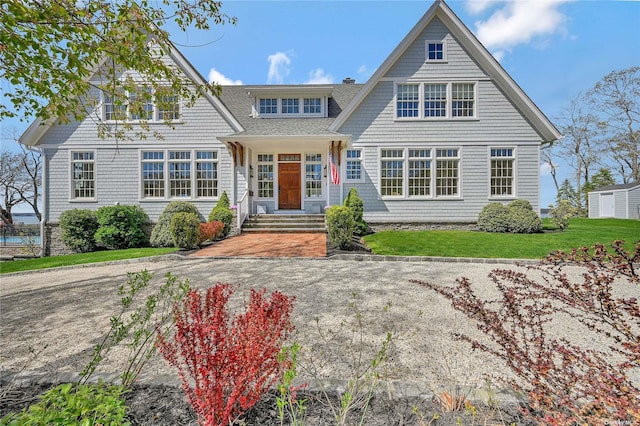 view of front of home featuring a front lawn