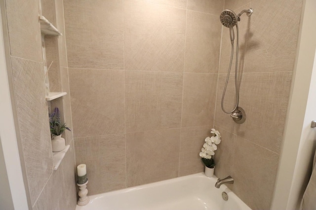 bathroom with tiled shower / bath combo