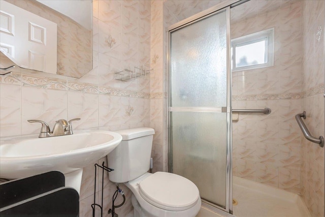 bathroom with toilet, tile walls, decorative backsplash, and a shower with shower door