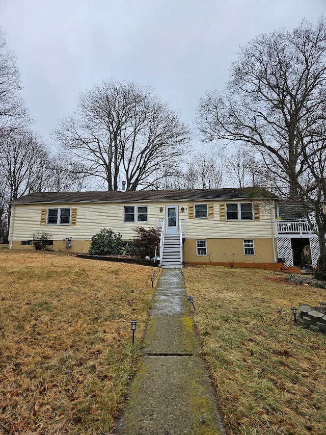 view of front of house featuring a front lawn