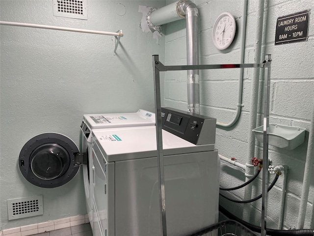 laundry room featuring tile patterned flooring and independent washer and dryer