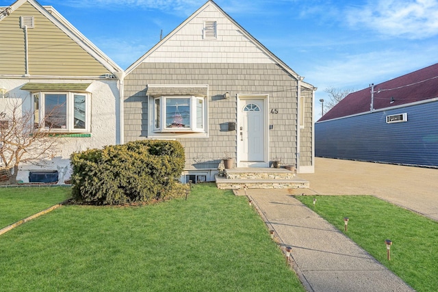 view of front of property featuring a front lawn