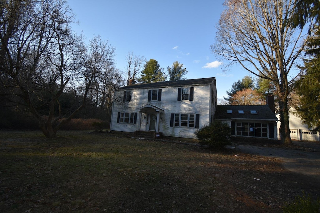 view of front of property with a front lawn