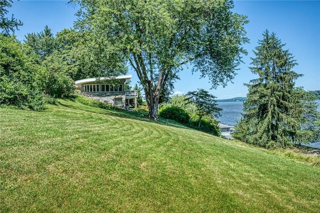 view of yard featuring a water view