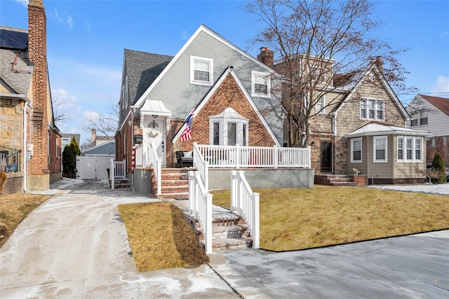 view of front of property with a front yard