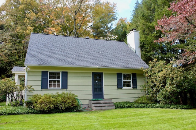 view of front of home featuring a front yard