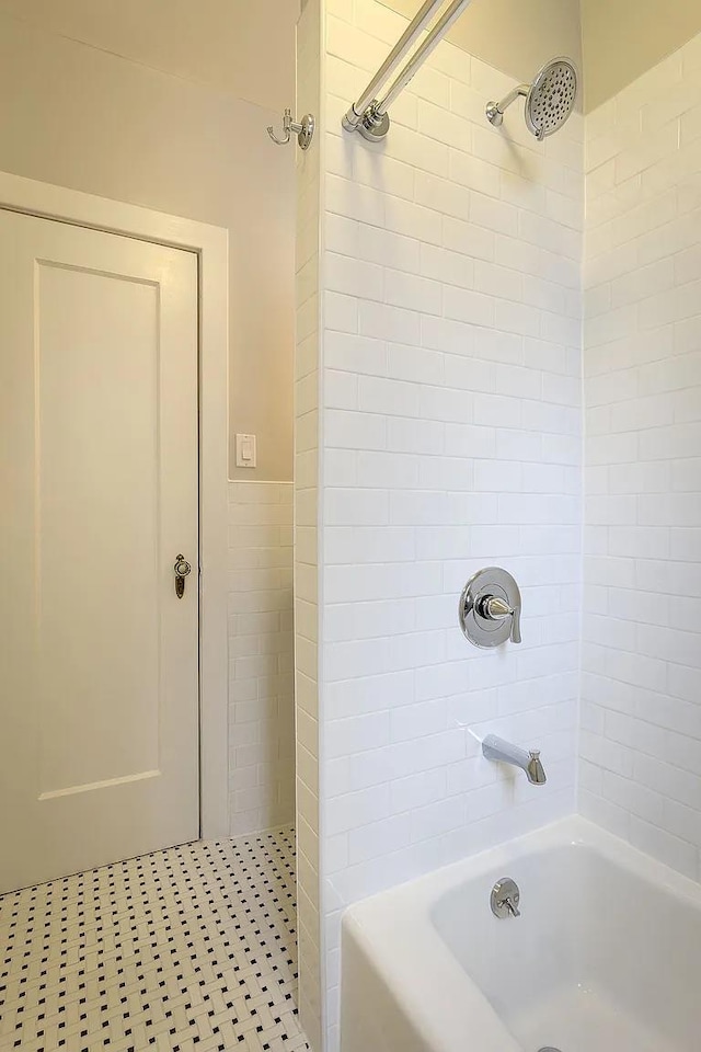 bathroom with tiled shower / bath