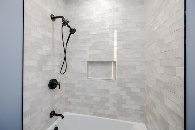 bathroom featuring tiled shower / bath