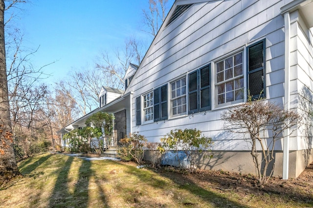 view of side of property featuring a yard