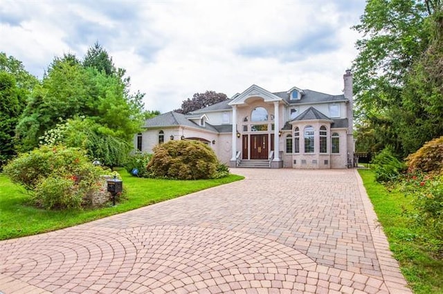 view of front of property with a front yard