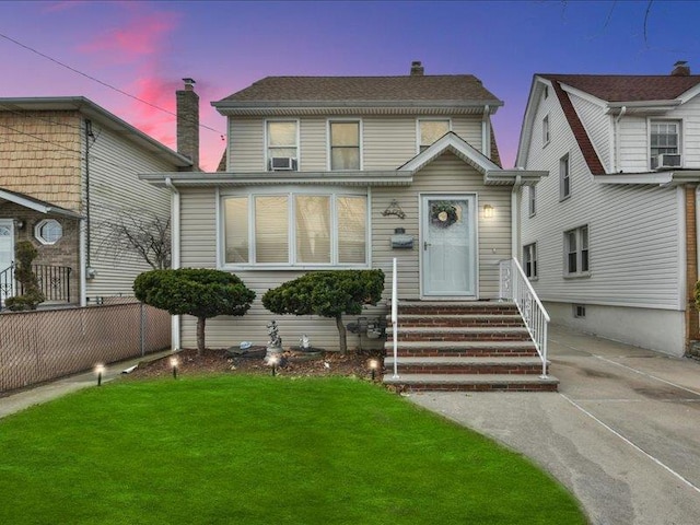 view of front facade featuring a lawn