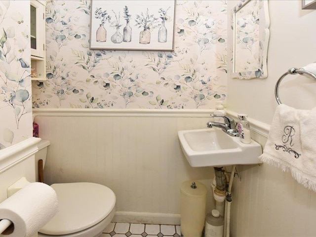 bathroom featuring sink and toilet