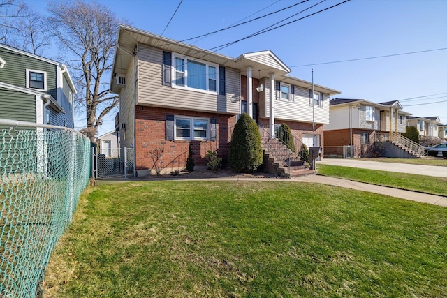 view of front facade with a front yard