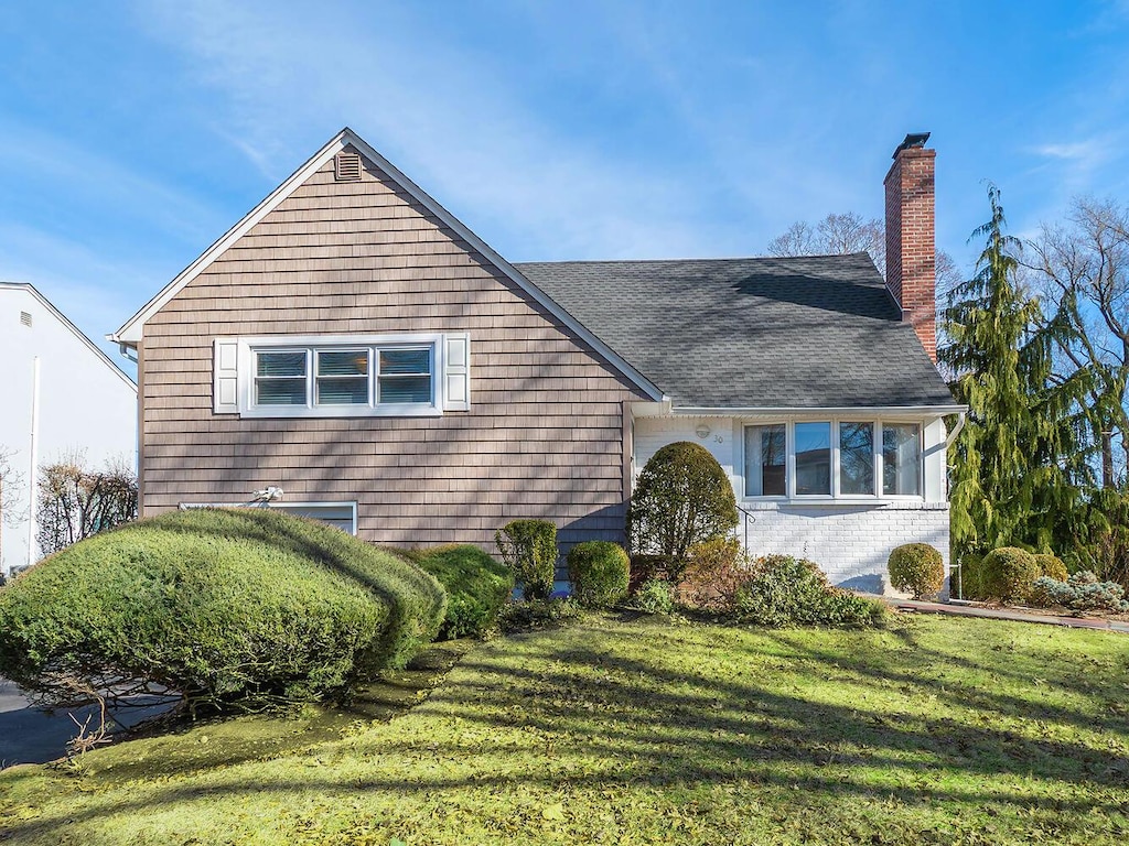 view of front facade featuring a front yard