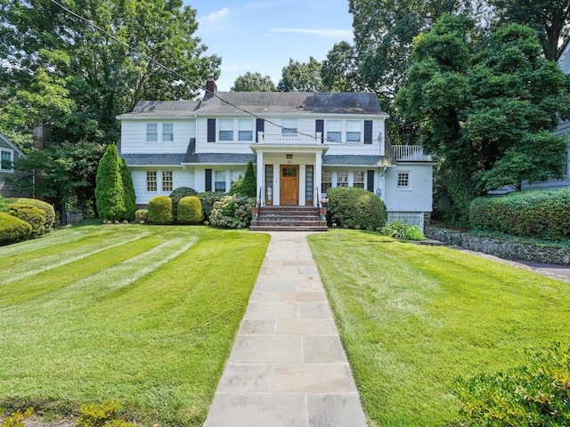 view of front of home featuring a front yard