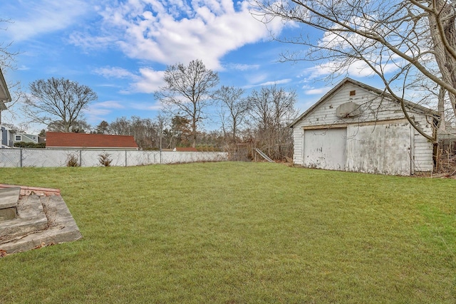 view of yard with an outbuilding