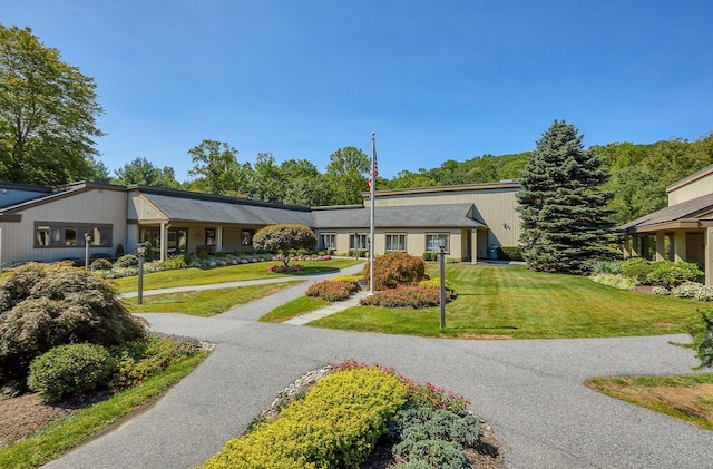 ranch-style home featuring a front lawn