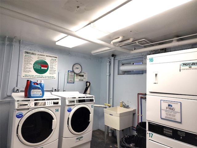 washroom featuring sink and washing machine and dryer