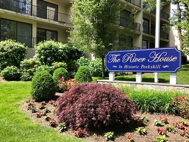 community sign with a lawn