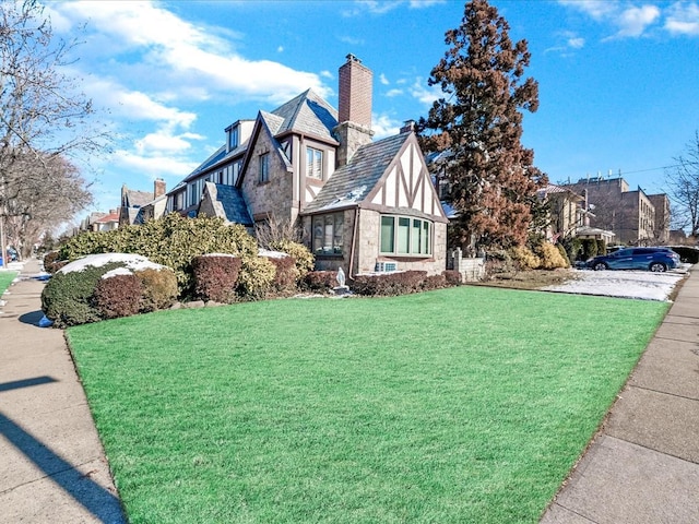 view of side of property featuring a lawn