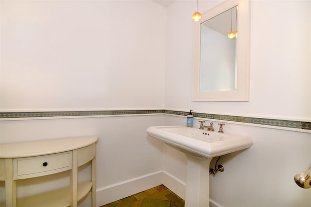 bathroom featuring sink