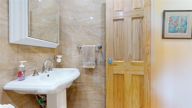 bathroom featuring sink