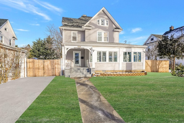 view of front of home featuring a front lawn